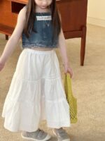 Chân váy trắng ren